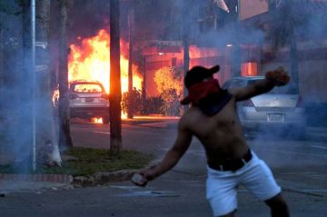 Santa Cruz recibe el 2023 con protestas y represión 