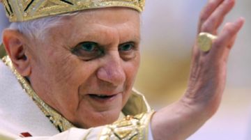 Benedicto XVI, Papa ultraconservador de una iglesia marcada por los escándalos