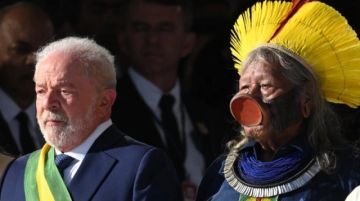 En ausencia de Bolsonaro, Lula recibe banda presidencial de Raoni y de clases populares