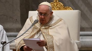Francisco inaugura el 2023 con un recuerdo al fallecido Benedicto XVI