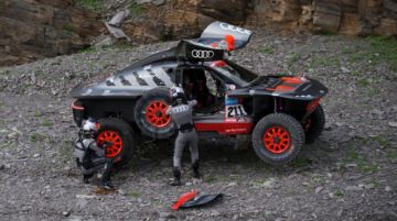 Los pilotos cambian la llanta de su coche