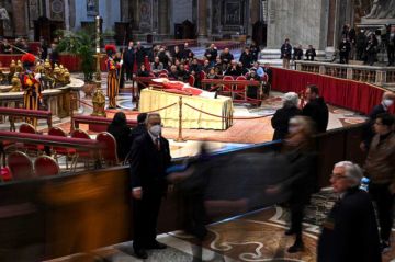Hasta 65.000 fieles desfilan para despedir a Benedicto XVI en San Pedro