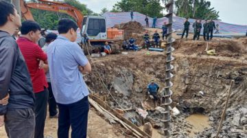 Ejército intenta rescatar a niño caído en un agujero de 35 metros en Vietnam