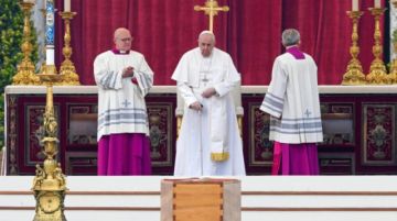 El Papa Francisco da su último adiós a Benedicto XVI ante miles de fieles
