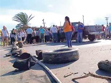 Santa Cruz: Bloquean carreteras en 3 puntos  en protesta alargada