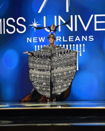 El traje típico inspirado en Potosí pasó por el Miss Universo en la noche preliminar
