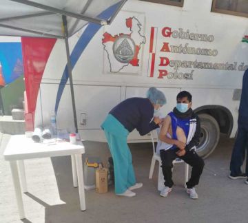 Vacunan contra la covid en San Pedro