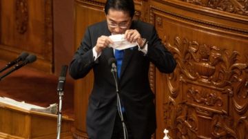 El primer ministro japonés dice que la crisis de la natalidad "no puede esperar"
