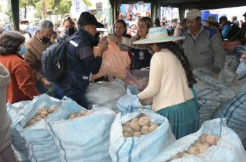 Desarrollan feria de la papa en la ciudad de La Paz