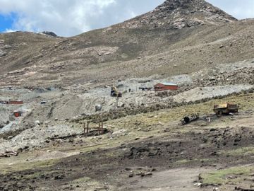 En los Municipios de San Pablo de Lípez, Atocha, Colcha K, Uyuni, Mojinete, Esmoruco y Tomave con presencia de nevadas intermitentes desde la madrugada del día sábado 4 de febrero 