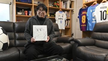 Yoichi Takahashi, autor del famoso manga de fútbol "Captain Tsubasa", posa para la AFP en su estudio en Tokio el 30 de enero de 2023