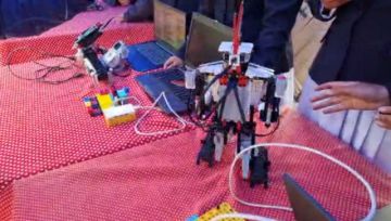 Estudiantes exponen logros y conocimientos en una feria de robótica
