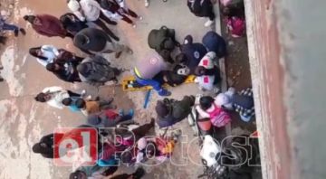 Adolescente es auxiliada tras caer cuando intentaba esquivar juego con agua