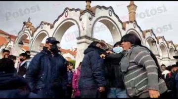 A globazos hacen huir a gendarmes que pretendieron destruir globos con agua en Potosí 