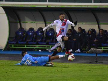Tommy Tobar (d) elude a su marcador.