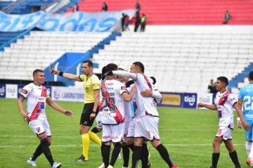 Los jugadores de la banda roja celebran uno de los goles.