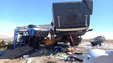 Chofer sale ileso de un choque con un tráiler
