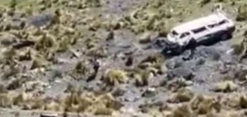 Un minibús se embarranca en la Cumbre dejando un muerto y al menos seis heridos