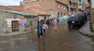 Martes de Ch'alla se vive en Potosí con juego con agua