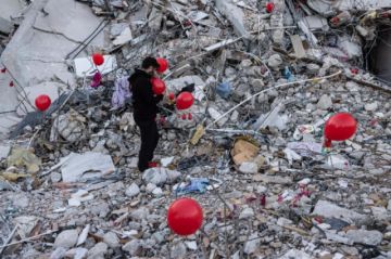 Globos rojos en ciudad turca de Antakya en homenaje a los niños muertos en el terremoto