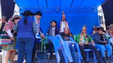 Quitan la silla en la que Evo Morales iba a sentarse en la testera en un acto en norte Potosí