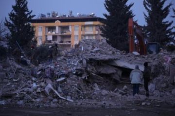 Reportan que hay al menos un muerto y decenas de heridos en una réplica del sismo en Turquía