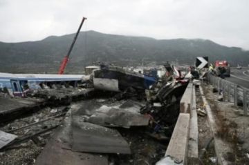 Vagones pulverizados y calcinados tras el accidente de tren mortal en Grecia