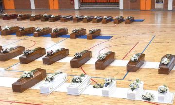 Italia: Ataúdes blancos  para niños de naufragio