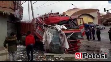 Accidente de volqueta deja daños materiales en viviendas de avenida Canadá