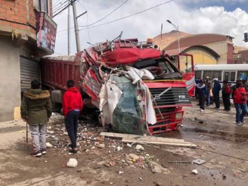 Volquete se estrella contra casas por rotura de frenos