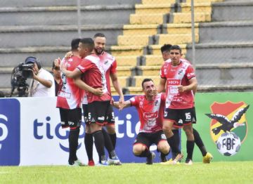 Los jugadores del equipo potosino celebran uno de los goles.