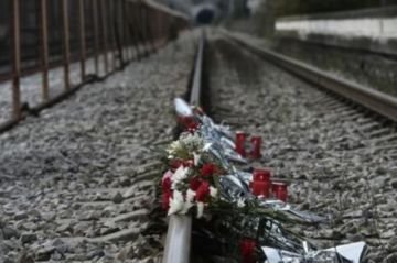 El Primer ministro griego pide perdón por accidente ferroviario, entre nuevas protestas