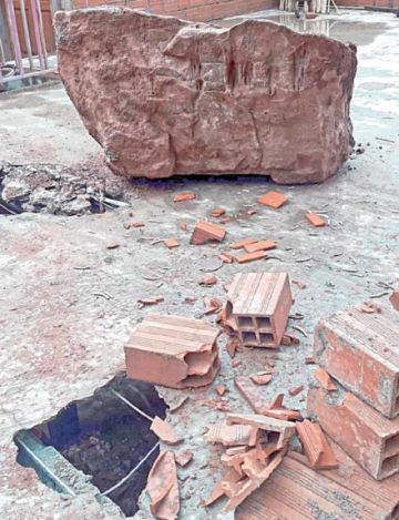 Piedra cae sobre una casa en Camargo