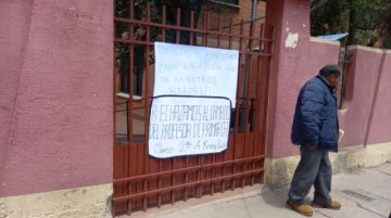 Se movilizan en la Dirección Departamental de Educación porque como escuela tienen 372 horas de déficit.