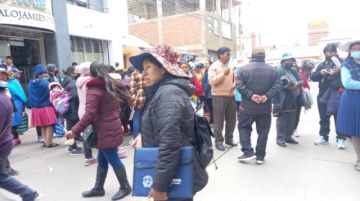 Se movilizan en la Dirección Departamental de Educación porque como escuela tienen 372 horas de déficit.