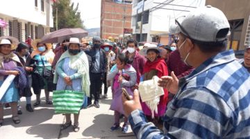 Se movilizan en la Dirección Departamental de Educación porque como escuela tienen 372 horas de déficit.