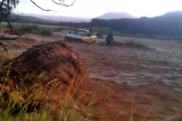 Imponente riada atrapa a tres autos y rescatan  a un joven en Villazón