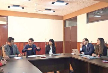 ENCUENTRO. El gobernador de Chuquisaca, Damián Condori, junto a los comisionados.