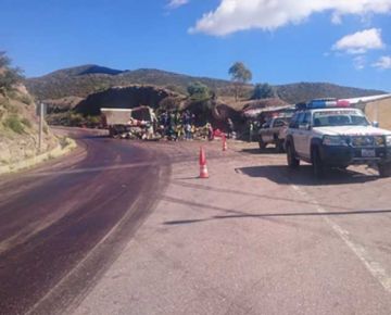 Chofer vuelca su camión y huye del lugar