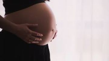 La covid puede cruzar la placenta y causar daños cerebrales en recién nacidos