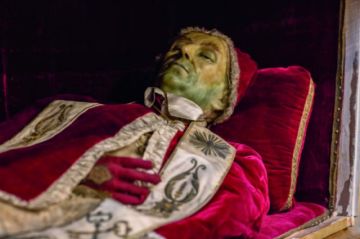 Estatua de cera del Papa Clemente que contendría el cráneo del santo.