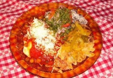 Ají de arvejas, fideo con ahogado y chuñu phuti.