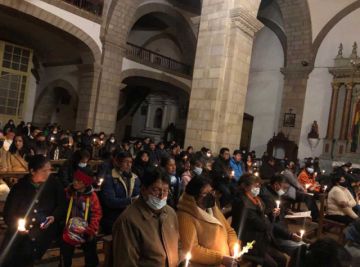 La Vigilia Pascual se celebró en las parroquias.