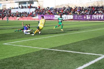 El jugador de Real Potosí, Brian Apinaye, durante la jugada del gol.