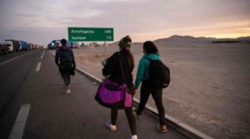 Más de 300 migrantes permanecen bloqueados en zona fronteriza de Chile y Bolivia