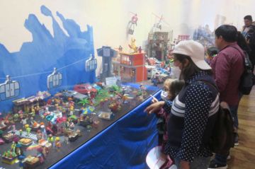 Feria 16 de julio, una de las más grandes en Suramérica, retratada en Playmobil
