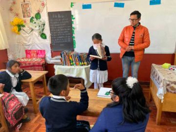 Biblioteca móvil llega a los estudiantes de municipios