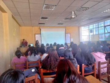 Capacitan a estudiantes para trabajo social en centros de salud de Potosí