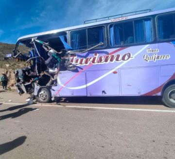 bus y tractocamión chocan y hay dos personas heridas