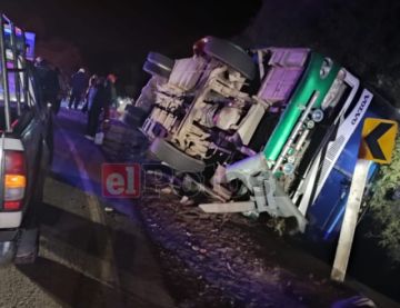 Un muerto y diez heridos es el saldo del vuelco de un bus de pasajeros en la vía Potosí Oruro